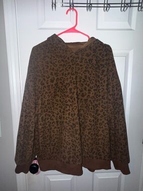 Dazy Leopard Print Hooded Pullover in Brown